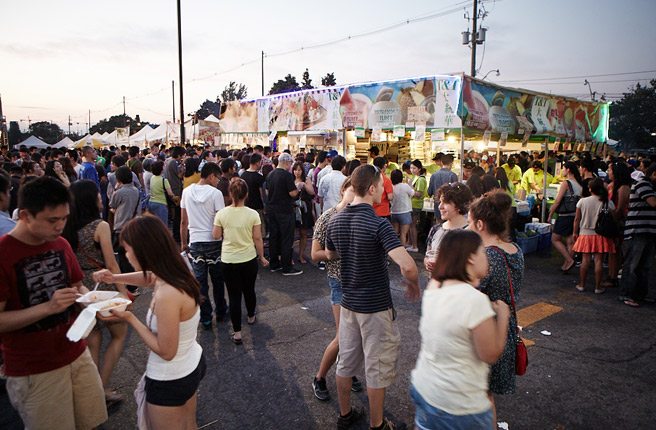 在今年的T&T海滨夜市，臭豆腐、章鱼球和中途狂欢迎接了狂欢者