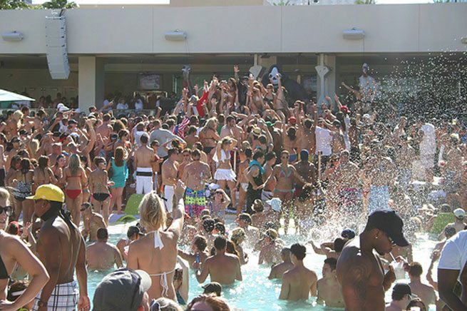 一个巨大的迈阿密风格的游泳池和酒吧即将进入声音学院