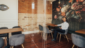 8英尺高的丙烯酸墙、高效过滤器和虚拟服务器:多伦多一家餐馆的老板如何采取极端预防措施重新开业