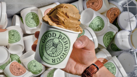 《秘密:良好行为》(kind -of Secret: Good Behaviour)是一家小批量奶油公司，生产出超时令品脱冰淇淋
