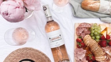 用法国风格的野餐庆祝国际Rosé日