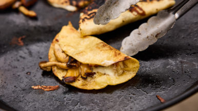 如何制作Birria Balam厨师胡里奥·瓜哈尔多和凯特·乔梅辛制作的融化蘑菇玉米饼