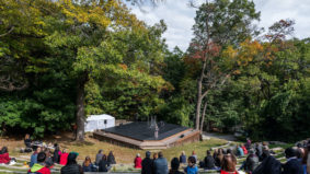 “人们真的在他们的座位上微笑”:加拿大舞台的布兰登希利重新开放高地公园圆形剧场