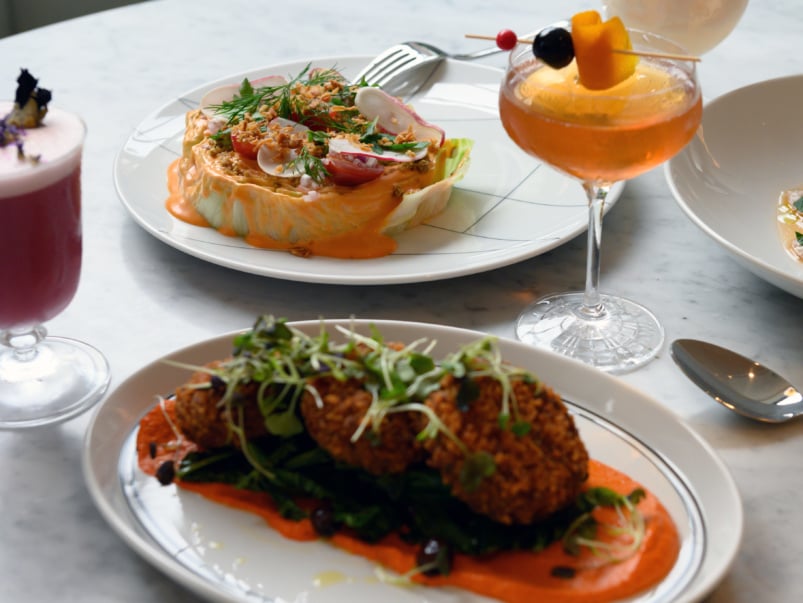 Vela餐厅的菜单上有什么呢? Vela是一家令人惊叹的新餐厅，有着咆哮的20年代风格和鱼子酱三明治